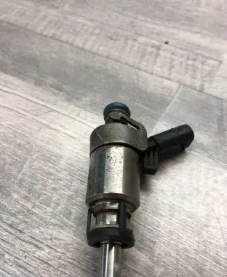 Skoda Octavia Mk2 (1Z) Fuel injector 06J133036B