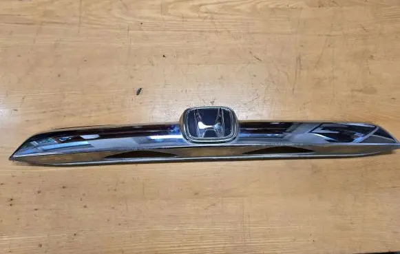 Honda CR-V Trunk door license plate light bar 74890SWWE010M1 74880SWWE110M1