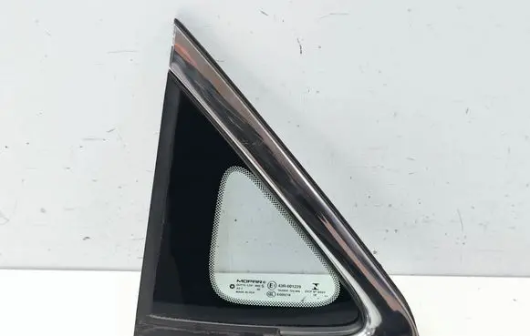 Chrysler Pacifica Front triangle window/glass 68227746AE