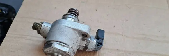 Audi Q3 F3 Fuel injection high pressure pump 06L127027C