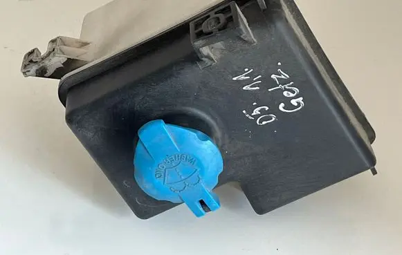 Windshield washer fluid reservoir/tank