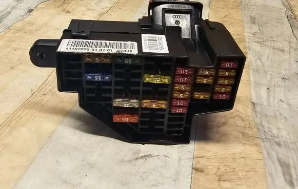 Volkswagen PASSAT B6 Fuse module 3C1941823