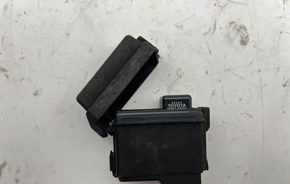Toyota Land Cruiser (J120) Relay mounting block 9098704006 1567001580