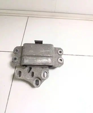 Volkswagen Tiguan Engine mounting bracket 5N0199555