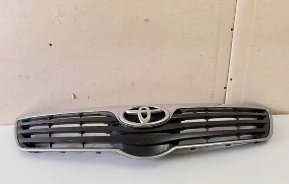 Toyota Avensis T250 Front bumper upper radiator grill 46439793