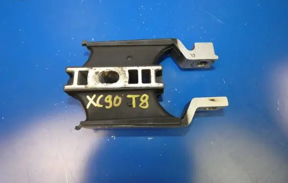 Volvo XC90 Engine mount bracket 31339956