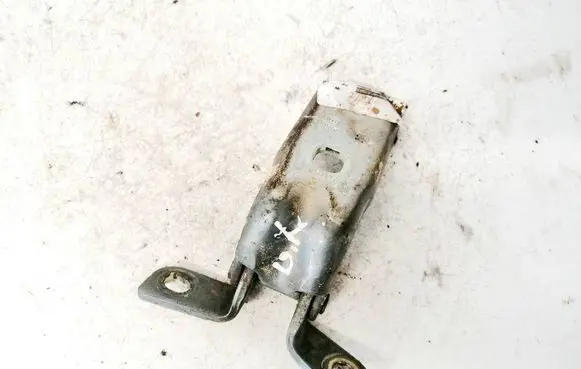 Chevrolet Orlando Rear door lower hinge