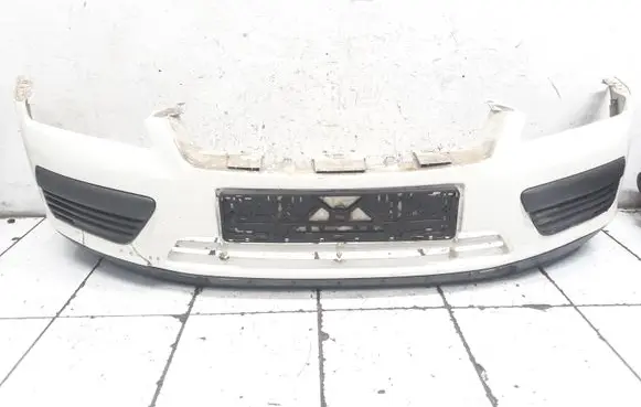 Ford Focus Front bumper 4M5117757B 4M5117C749A