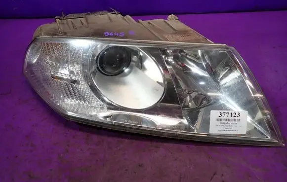 Skoda Octavia Mk2 (1Z) Headlight/headlamp 20A669B