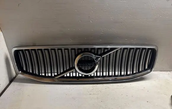 Volvo V60 Front bumper upper radiator grill 32132225