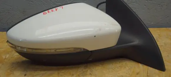 Volkswagen PASSAT CC Front door electric wing mirror 