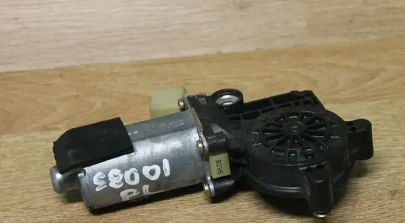 Volvo S80 Front door window regulator motor 0130821761 101354XXX