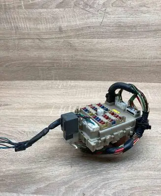 Nissan Almera N16 Fuse module 243505M300 0519002