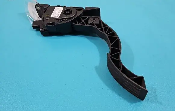 Accelerator throttle pedal