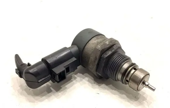 Volkswagen PASSAT B7 Fuel pressure regulator 
