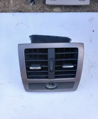 Rear air vent grill