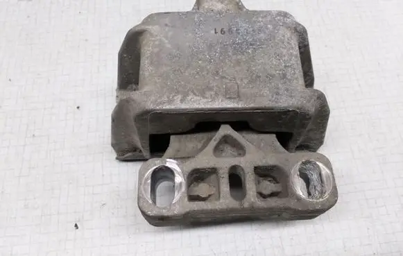 Skoda Octavia Mk1 (1U) Gearbox mount 1J0199555
