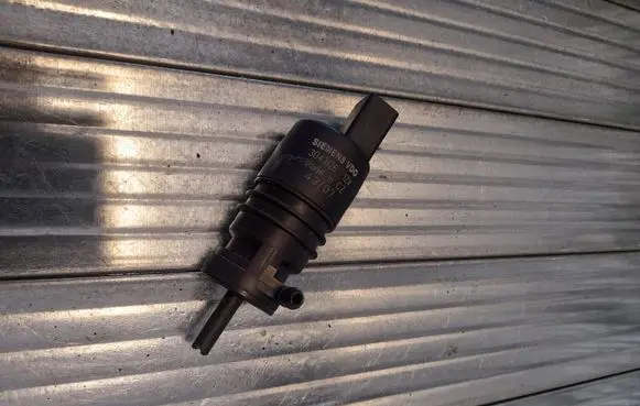 Honda Civic Windscreen/windshield washer pump 3043126