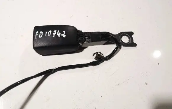 Front seatbelt buckle