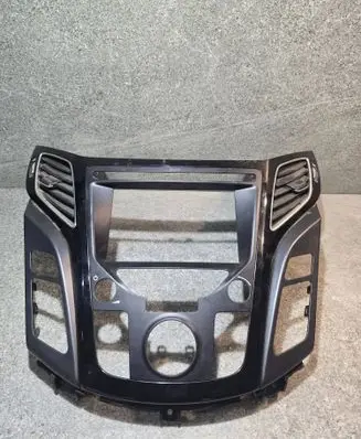 Hyundai i40 Radio/GPS head unit trim U09C653810