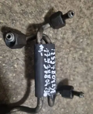 BMW 5 E39 Fuel injector supply line/pipe 13537804235 13537804236