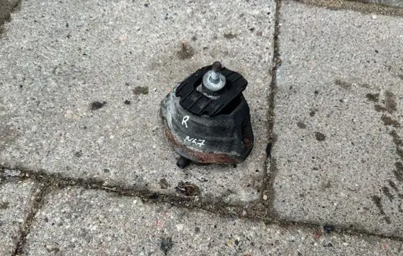 BMW 5 E60 E61 Engine mount bracket 6769874