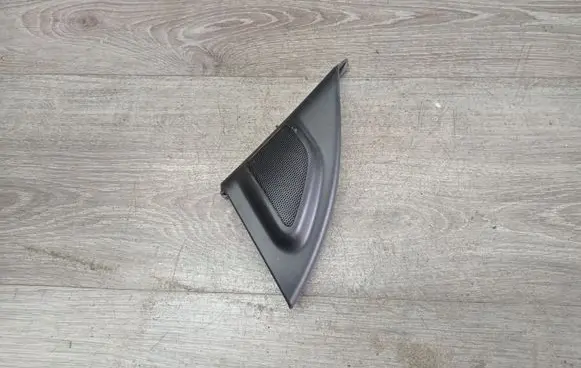 Front door high frequency speaker