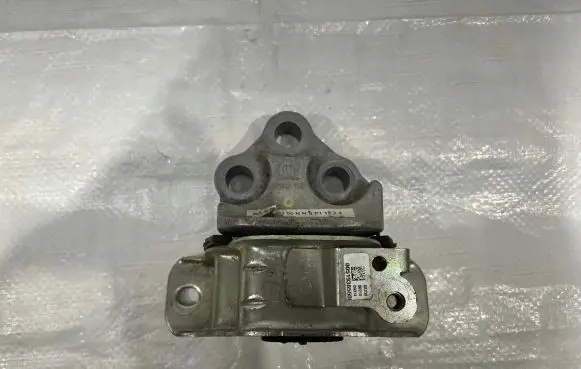 Jeep Renegade Engine mounting bracket 51938550