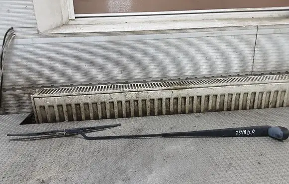 Windshield/front glass wiper blade