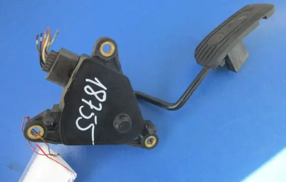 Nissan Micra Accelerator throttle pedal 18002AX700