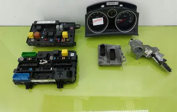 Opel Astra H Engine ECU kit and lock set 55561172