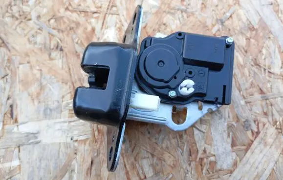 Loading door lock
