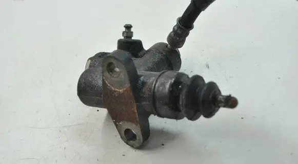 Toyota RAV 4 (XA40) Clutch slave cylinder 