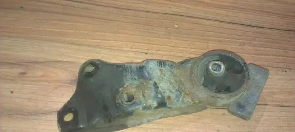 Nissan Micra Engine mount bracket