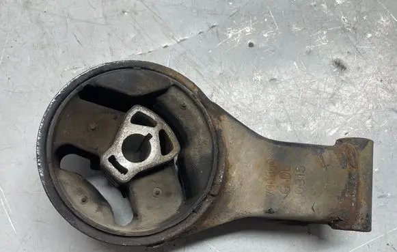 Engine mount bracket