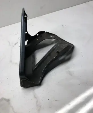 Audi A6 S6 C6 4F Fender mounting bracket 4F0821136A AM08S109