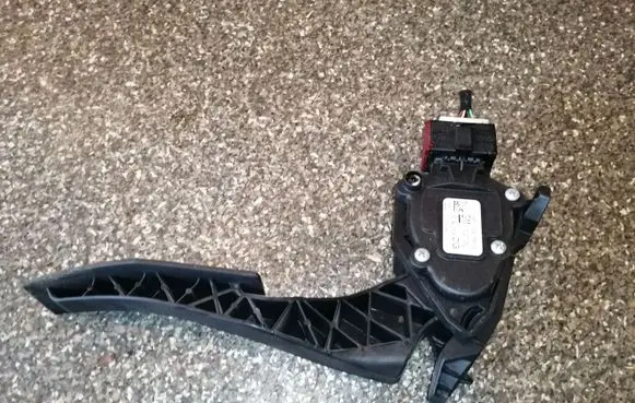 Opel Insignia A Accelerator throttle pedal 13237352