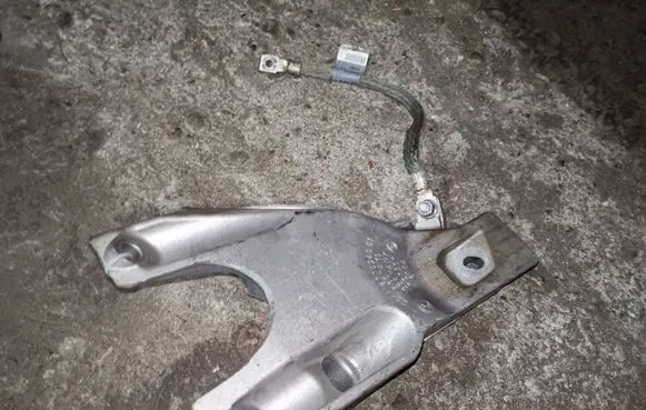 BMW 5 E60 E61 Engine mounting bracket 6770940