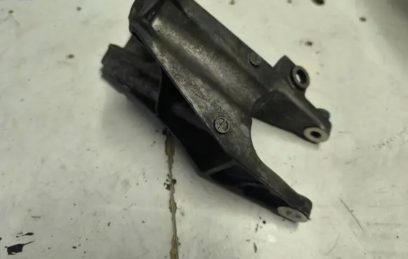 Volkswagen Transporter - Caravelle T5 Engine mounting bracket 7E0199343