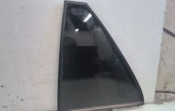 Toyota Avensis T250 Rear vent window glass 43R00048