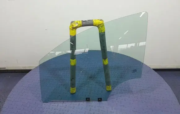 Renault Captur Front door window glass four-door