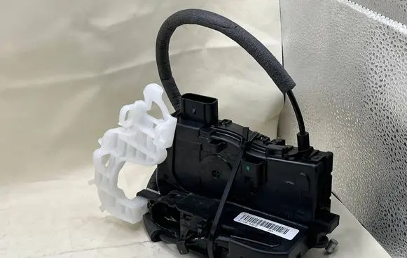Volkswagen Caddy Rear glass lock/latch C458 813203U010