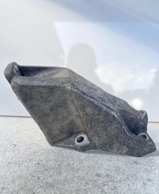 Volkswagen PASSAT B5 Engine mounting bracket 8D0199307L