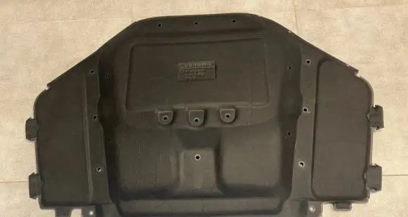 Engine bonnet/hood sound/heat insulation