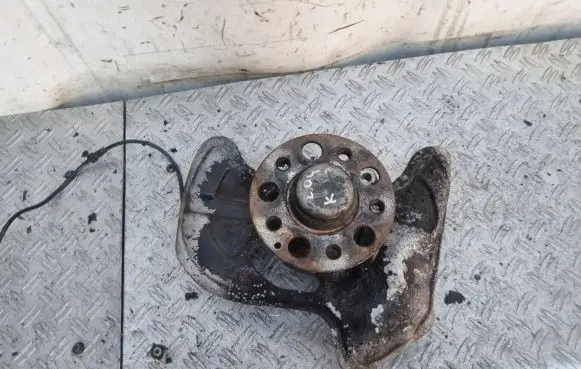 Mercedes-Benz C W204 Front wheel hub 20401 A2045400117