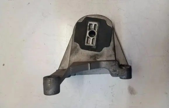 Volvo V50 Engine mount bracket