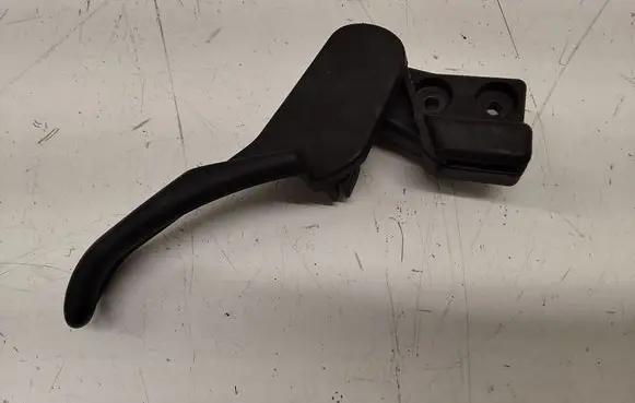 Volkswagen PASSAT B5 Engine bonnet (hood) release handle 3B1823533