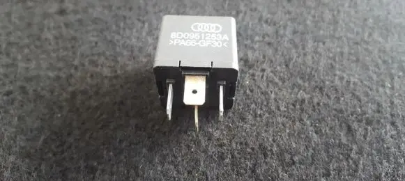 Volkswagen PASSAT B5.5 Other relay 8D0951253A 373