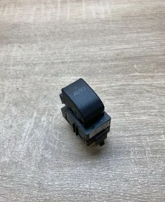 Toyota Avensis T250 Electric window control switch 8481005050