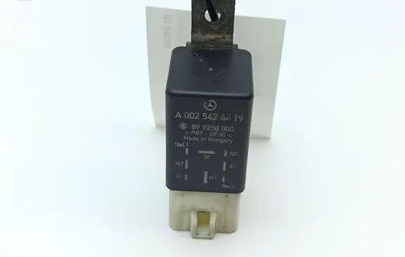 Mercedes-Benz Vito Viano W639 Coolant fan relay A0025424419